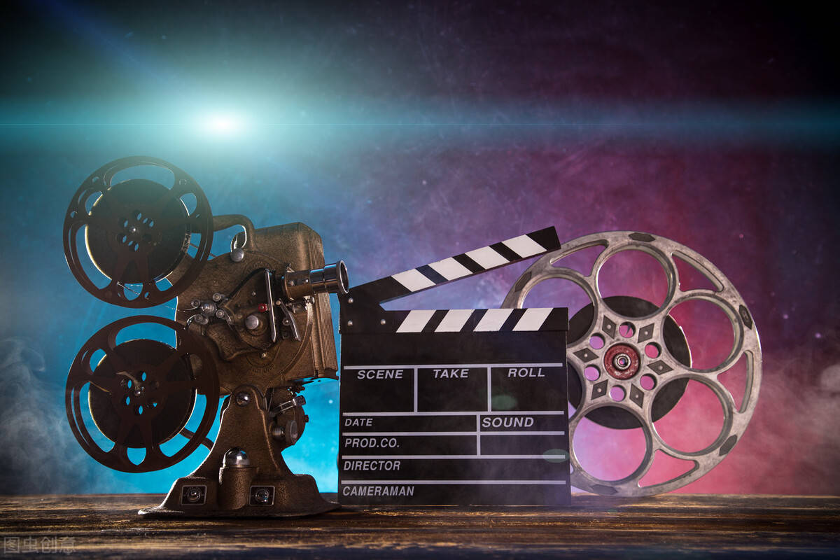 坐在酒吧裏吃蛋糕 视频截图